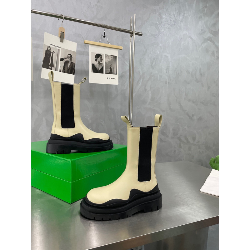 Bo*te*ga ve*ne*ta tire chelsea boot in sea salt and black