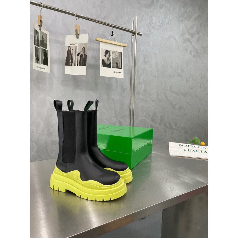 Bo*te*ga ve*ne*ta tire chelsea boot in black and kiwi