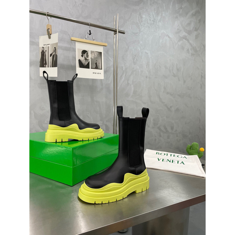 Bo*te*ga ve*ne*ta tire chelsea boot in black and kiwi