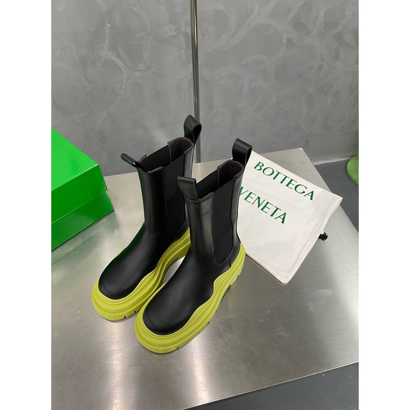 Bo*te*ga ve*ne*ta tire chelsea boot in black and kiwi