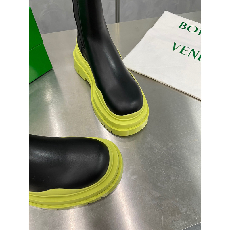 Bo*te*ga ve*ne*ta tire chelsea boot in black and kiwi