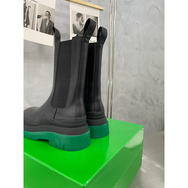 Bo*te*ga ve*ne*ta tire chelsea boot in black and acid turquoise