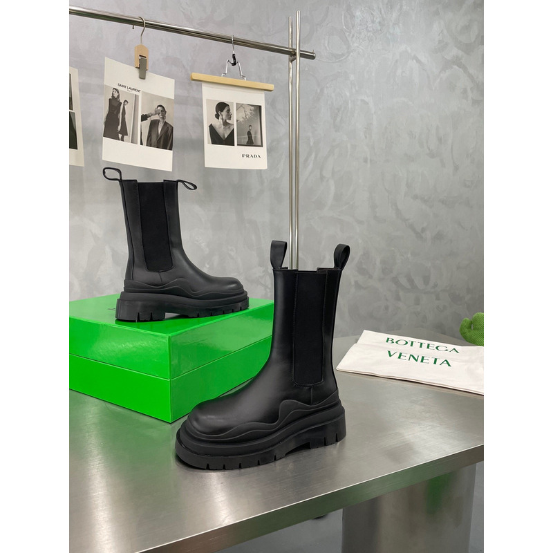 Bo*te*ga ve*ne*ta tire chelsea boot in black