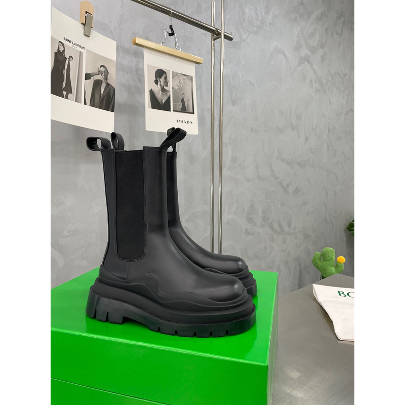 Bo*te*ga ve*ne*ta tire chelsea boot in black