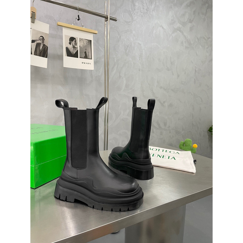 Bo*te*ga ve*ne*ta tire chelsea boot in black