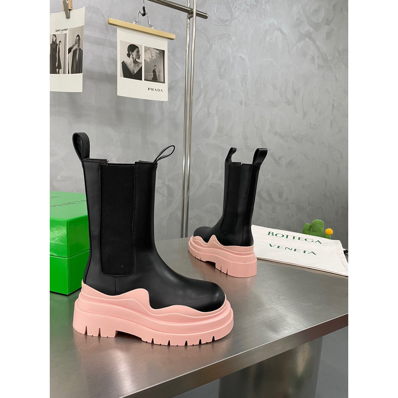 Bo*te*ga ve*ne*ta tire chelsea boot in black and pink