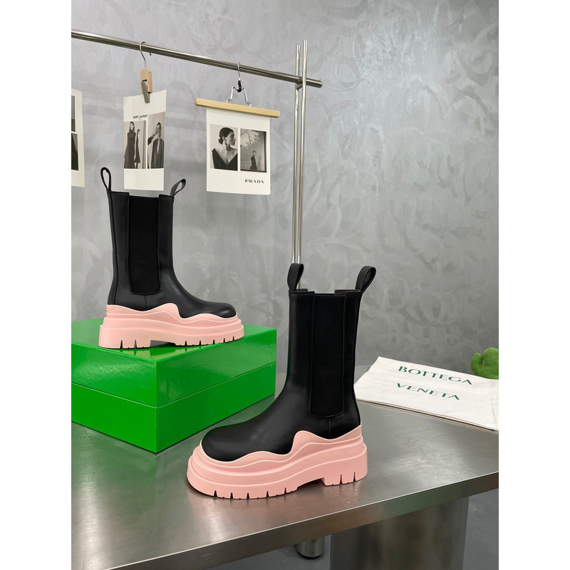 Bo*te*ga ve*ne*ta tire chelsea boot in black and pink