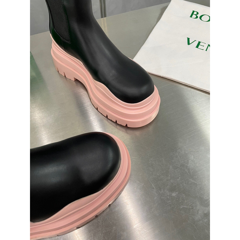 Bo*te*ga ve*ne*ta tire chelsea boot in black and pink