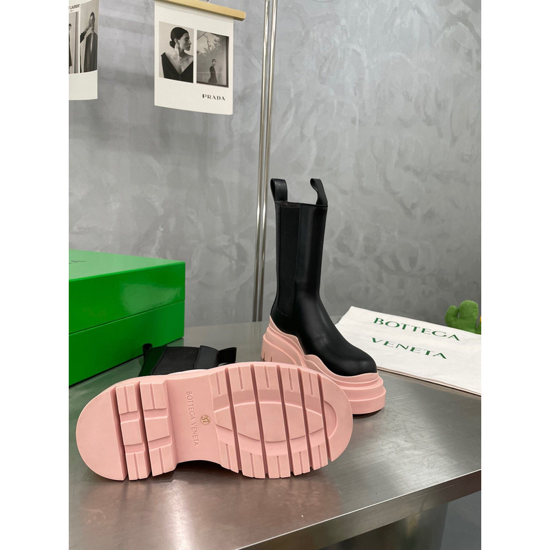 Bo*te*ga ve*ne*ta tire chelsea boot in black and pink