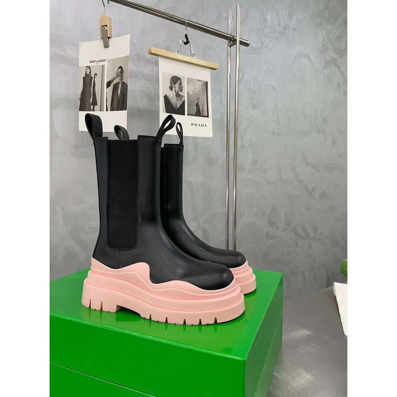 Bo*te*ga ve*ne*ta tire chelsea boot in black and pink