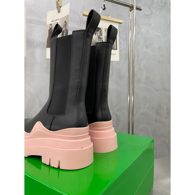 Bo*te*ga ve*ne*ta tire chelsea boot in black and pink