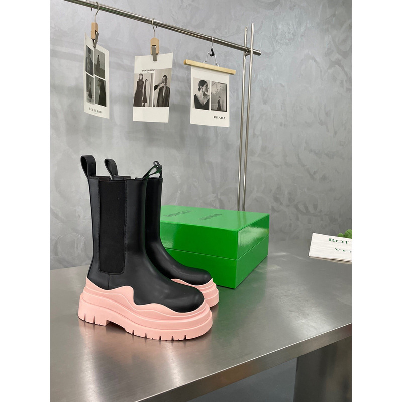 Bo*te*ga ve*ne*ta tire chelsea boot in black and pink