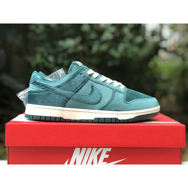 Nike Dunk Low Green Velvet (W)