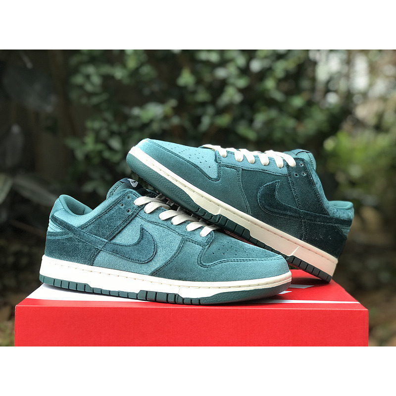 Nike Dunk Low Green Velvet (W)