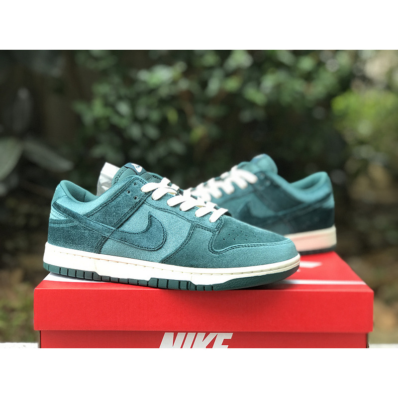 Nike Dunk Low Green Velvet (W)