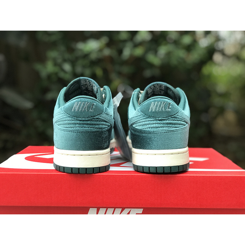 Nike Dunk Low Green Velvet (W)