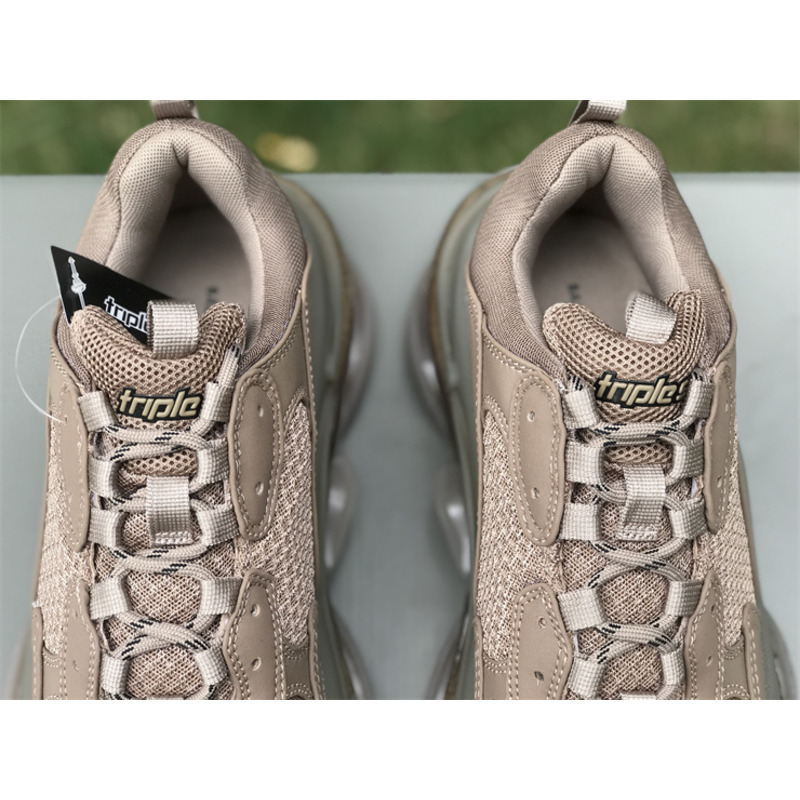 Ba*len*cia*ga triple s off-white light brown