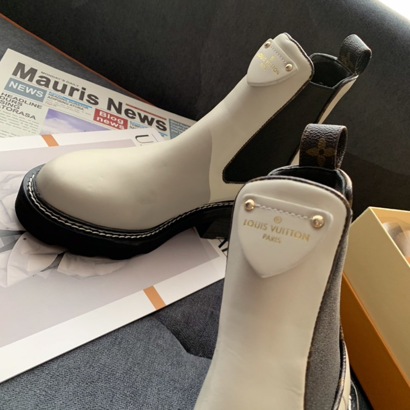 l**is V*t*n chelsea boots white