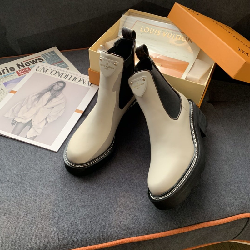 l**is V*t*n chelsea boots white