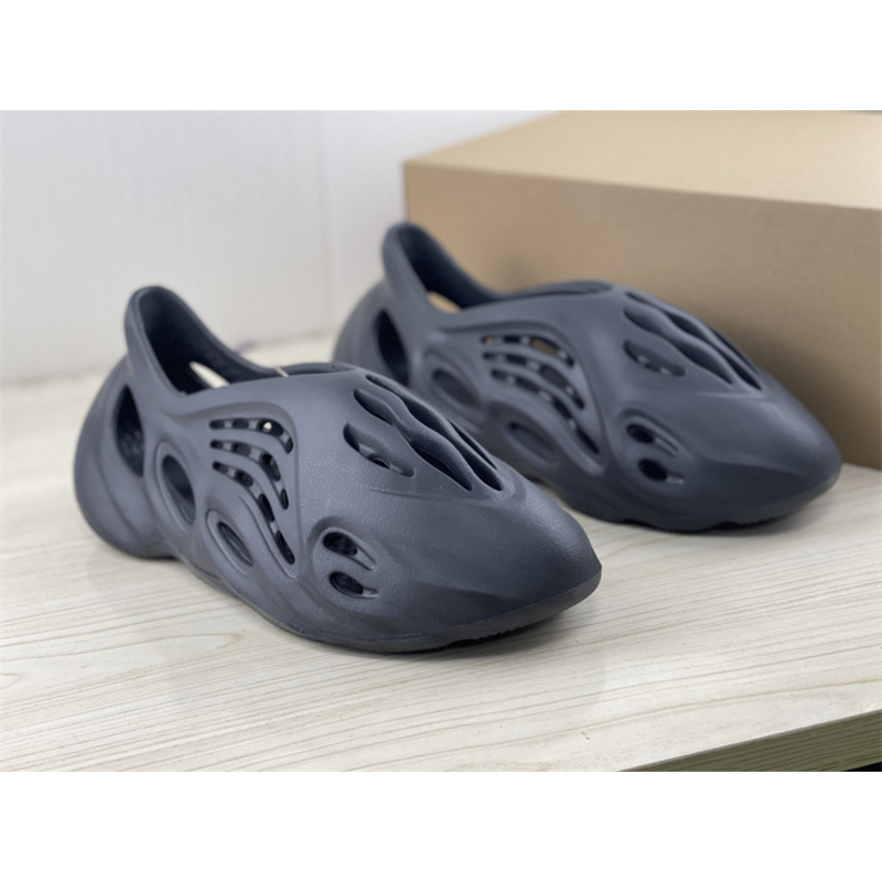 Ad*s  yeezy foam runner mxt moon sandals black