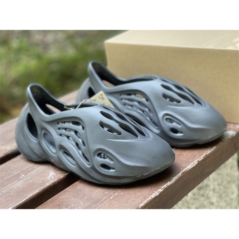 Ad*s  yeezy foam runner mxt moon sandals black