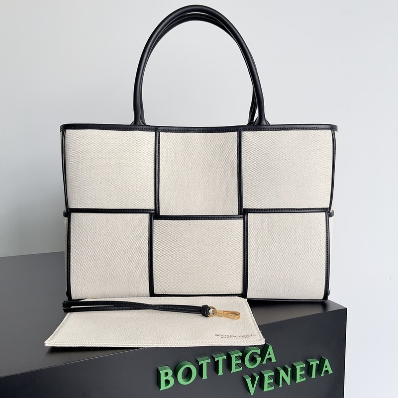 Bo*te*ga ve*ne*ta arco tote beige