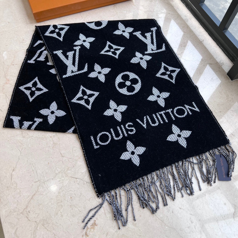 l**is V*t*n lv essential scarf