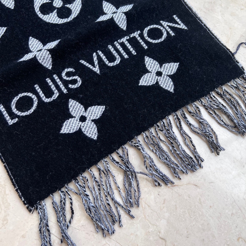 l**is V*t*n lv essential scarf