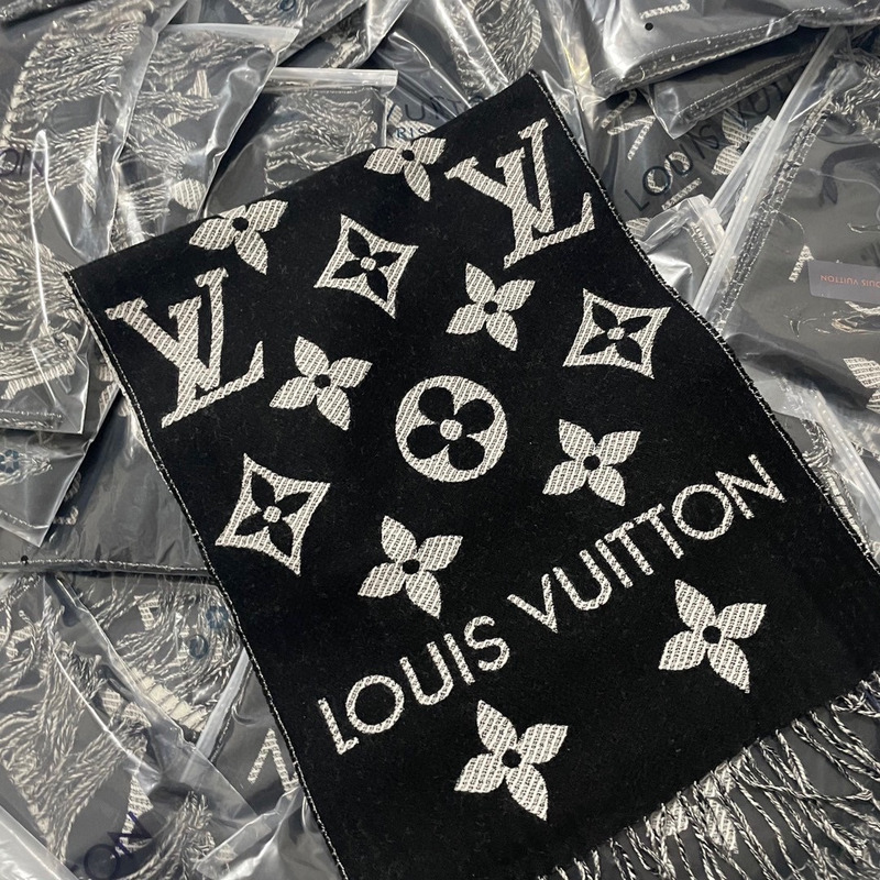 l**is V*t*n lv essential scarf