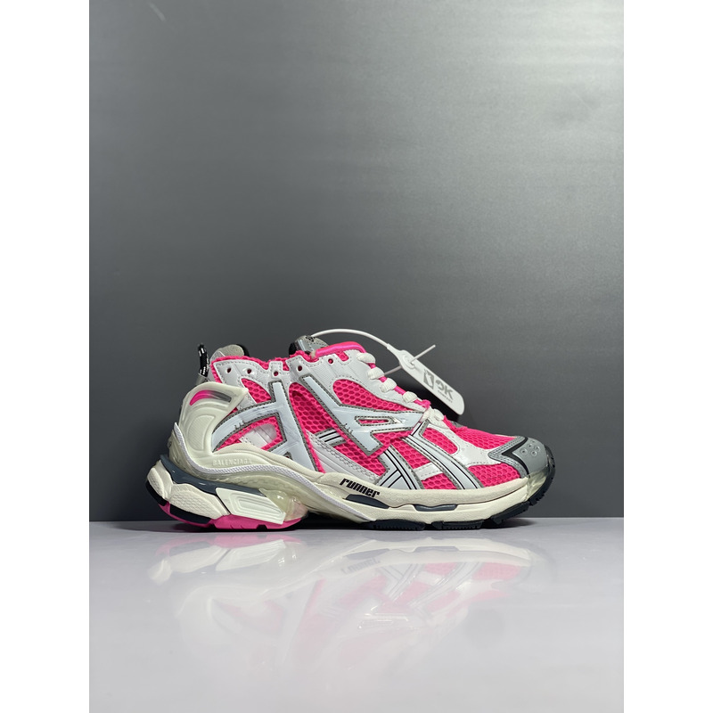 Ba*len*cia*ga women\''s runner sneaker in white pink