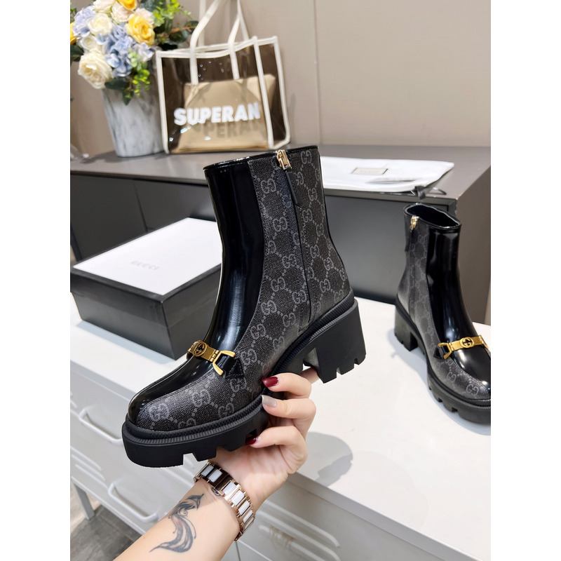 G*u*i interlocking g horsebit leather ankle boots black