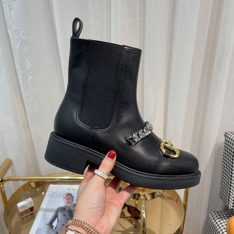 G*u*i chain chelsea boots black