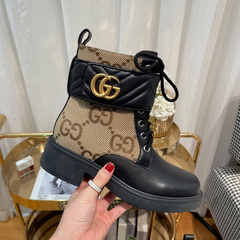 G*u*i logo plaque ankle boots black and brown