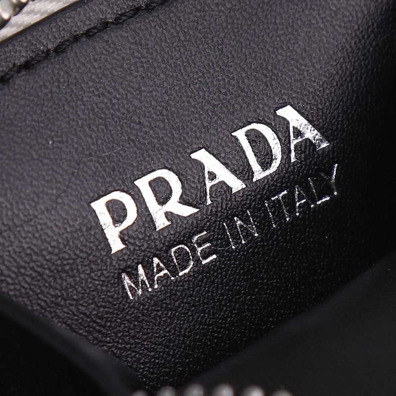 Pra*a galleria bag in saffiano leather black white