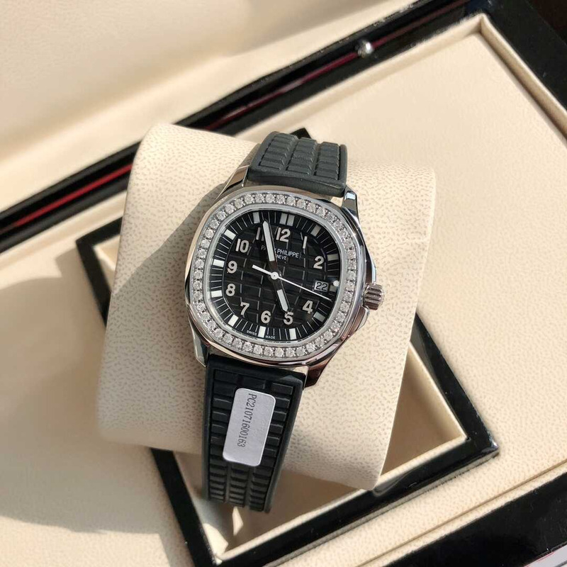 Patek Philippe Aquanaut 5067A Diamond-set Grey Dial