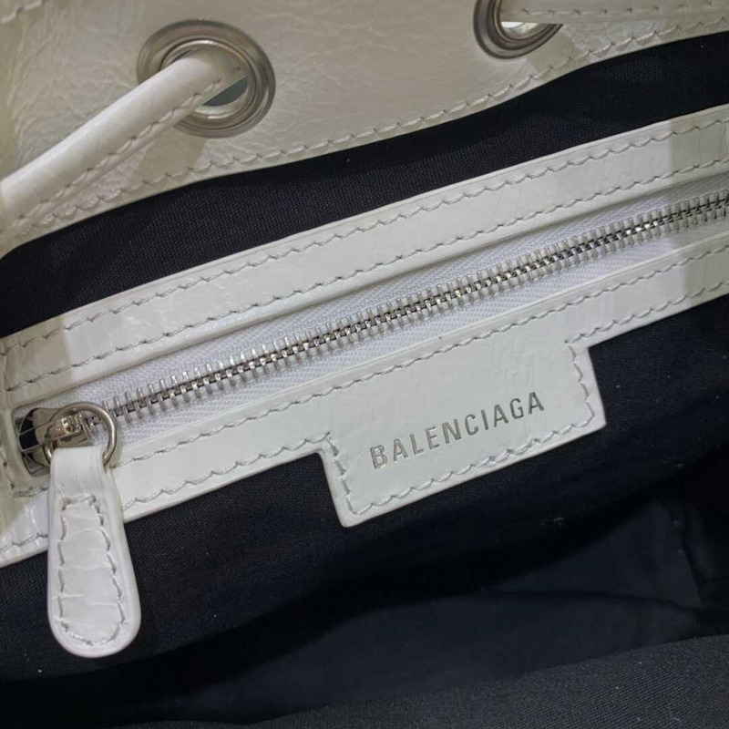 Ba*len*cia*ga le cagole xs bucket bag white