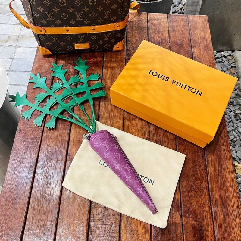 l**is V*t*n carrot bag purple