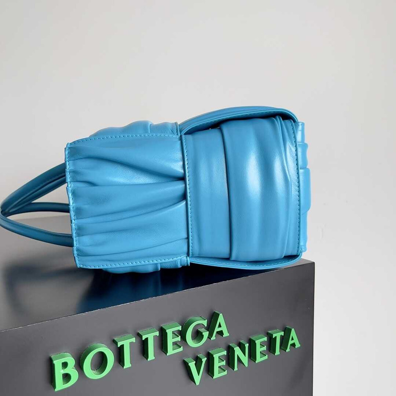 Bo*te*ga ve*ne*ta small arco tote blue