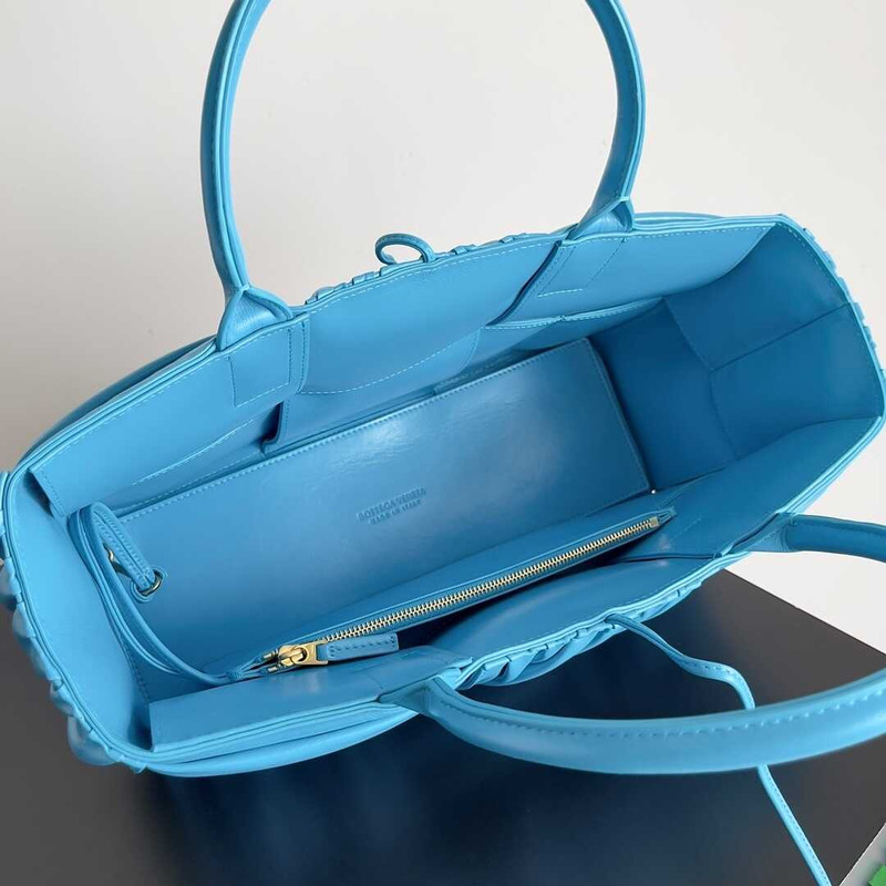 Bo*te*ga ve*ne*ta small arco tote blue