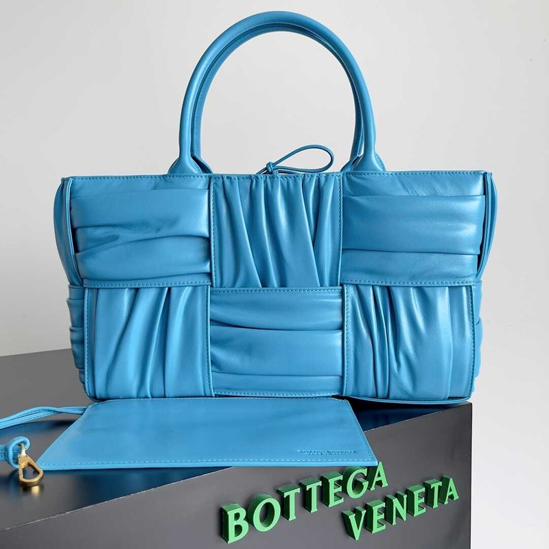 Bo*te*ga ve*ne*ta small arco tote blue