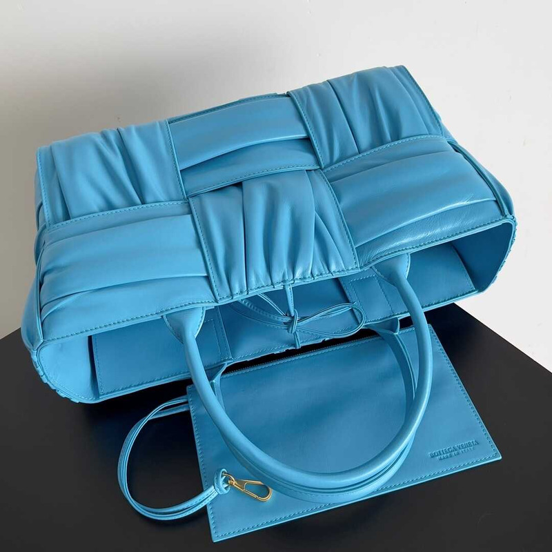 Bo*te*ga ve*ne*ta small arco tote blue