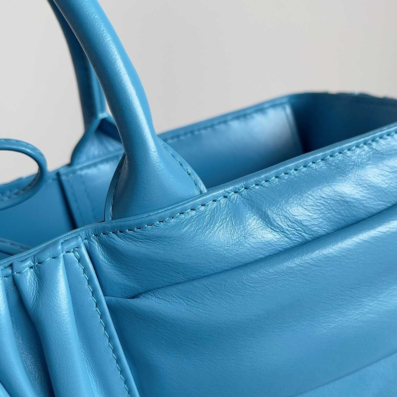 Bo*te*ga ve*ne*ta small arco tote blue