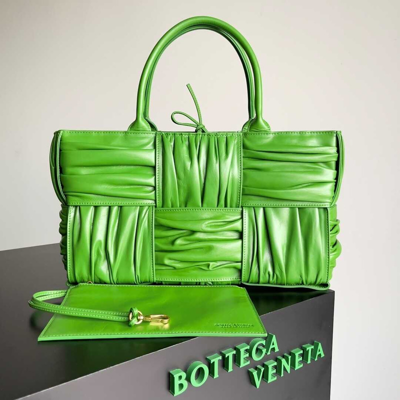 Bo*te*ga ve*ne*ta small arco tote green