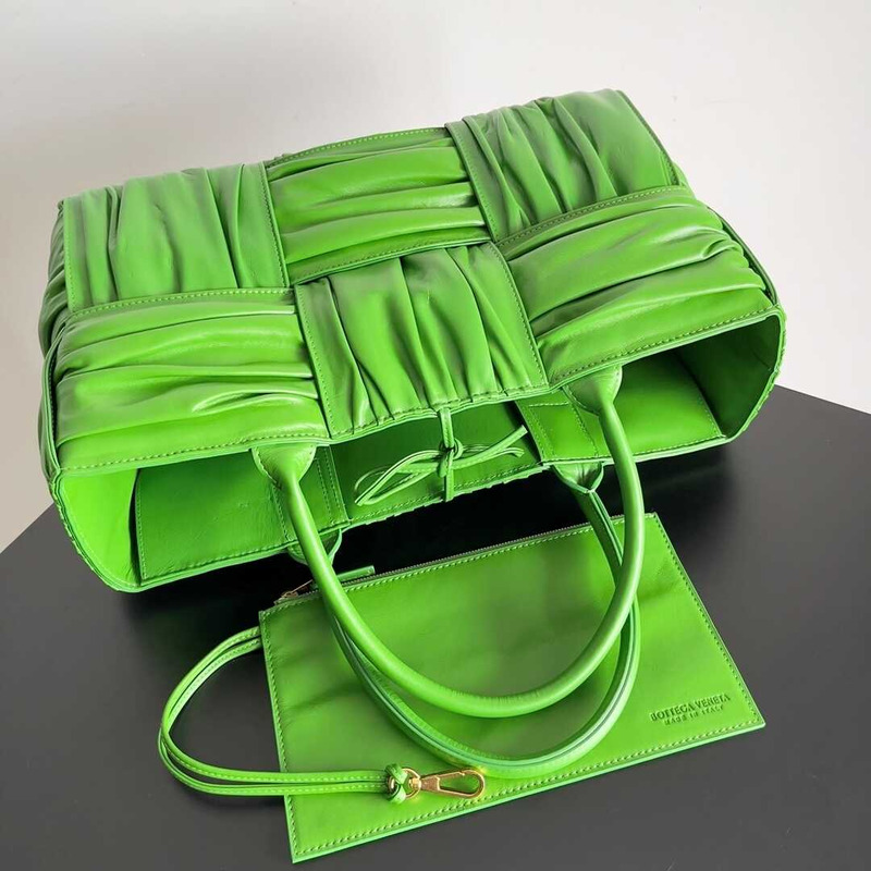 Bo*te*ga ve*ne*ta small arco tote green