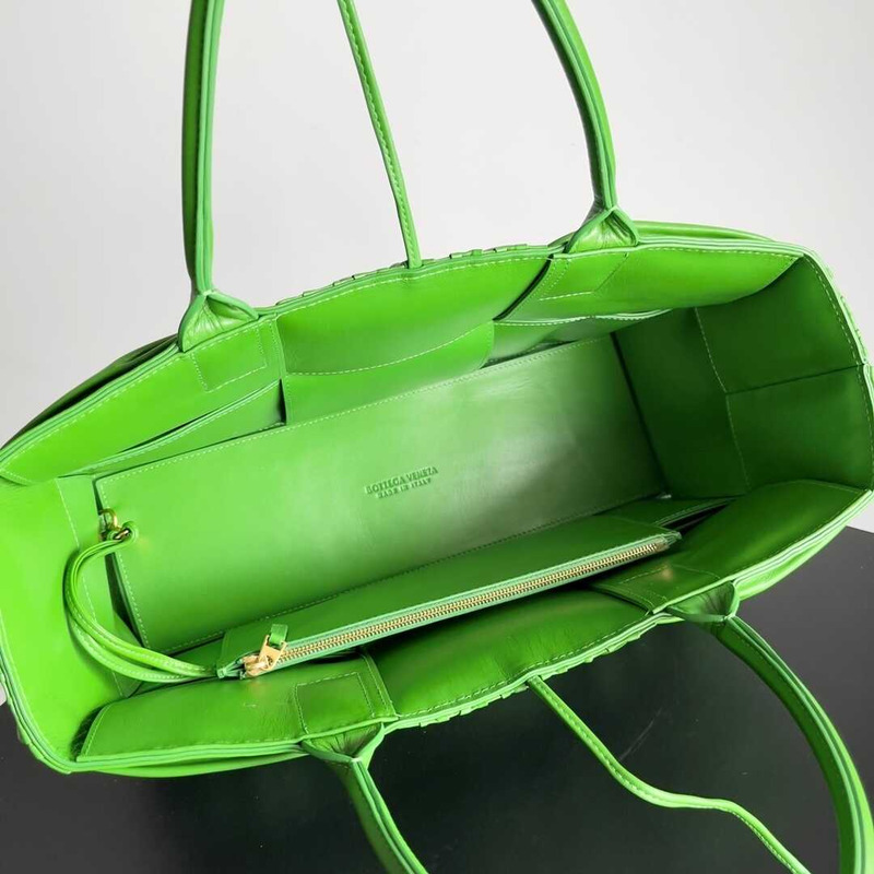 Bo*te*ga ve*ne*ta small arco tote green