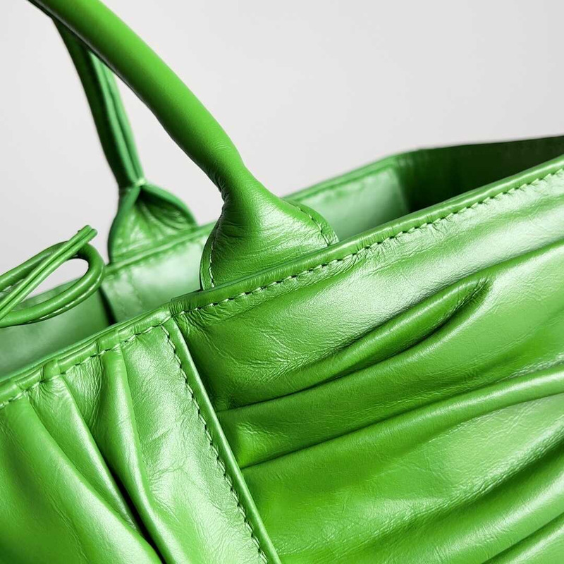 Bo*te*ga ve*ne*ta small arco tote green