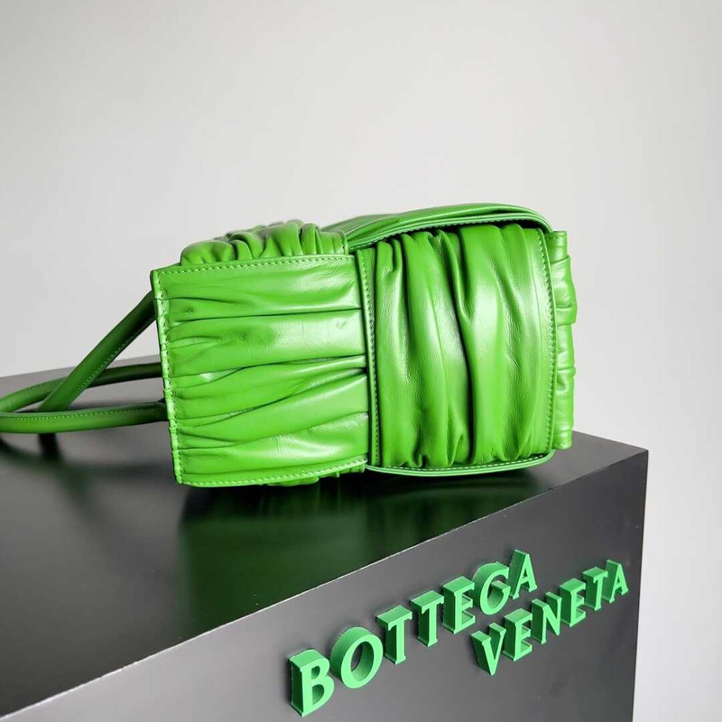 Bo*te*ga ve*ne*ta small arco tote green