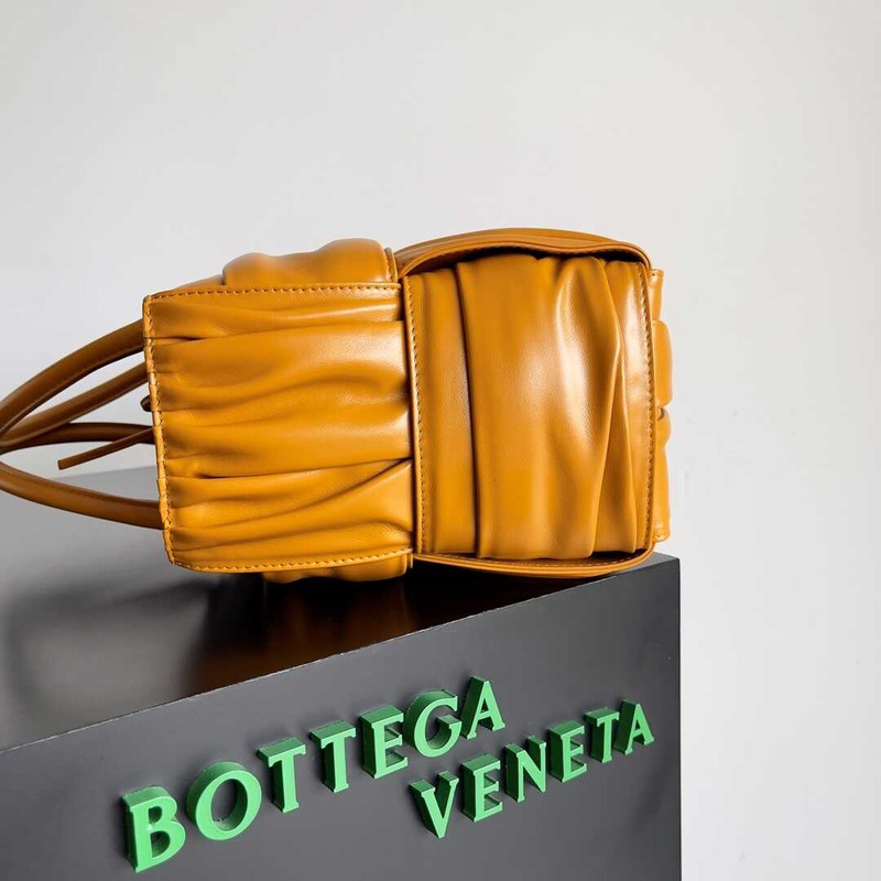 Bo*te*ga ve*ne*ta small arco tote orange