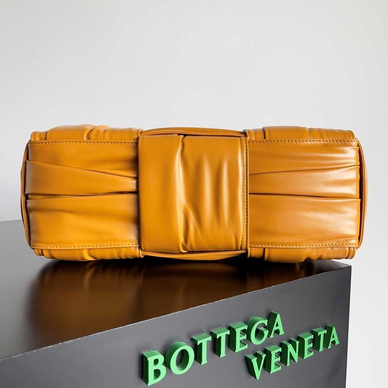 Bo*te*ga ve*ne*ta small arco tote orange