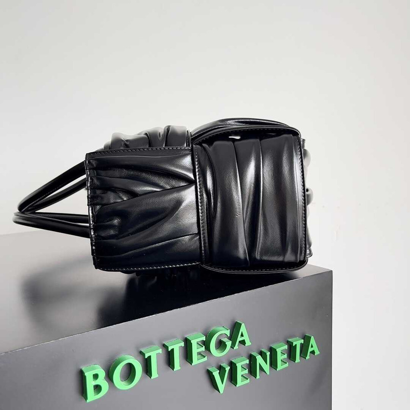 Bo*te*ga ve*ne*ta small arco tote black